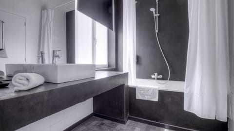 Combined shower/tub, free toiletries, hair dryer, towels