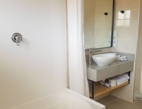 Junior Suite | Bathroom | Free toiletries, hair dryer, towels, soap