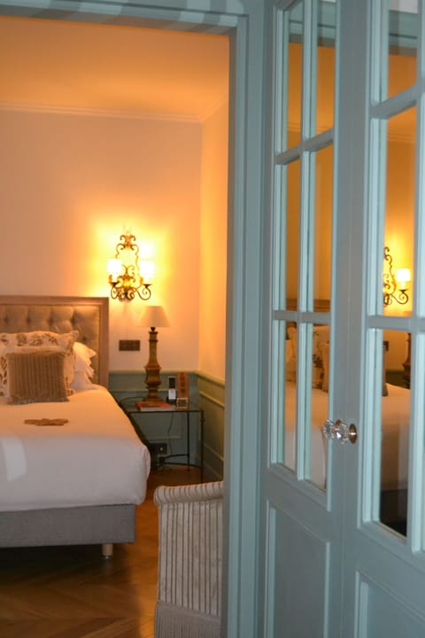 Deluxe Room | Minibar, in-room safe, desk, blackout drapes