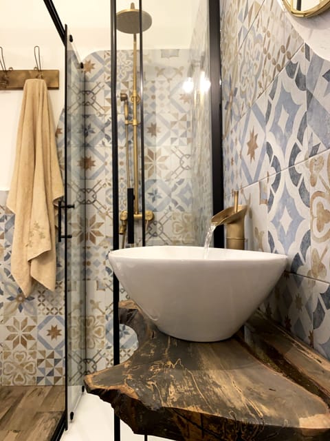 Elite Double Room (Battonia) | Bathroom sink