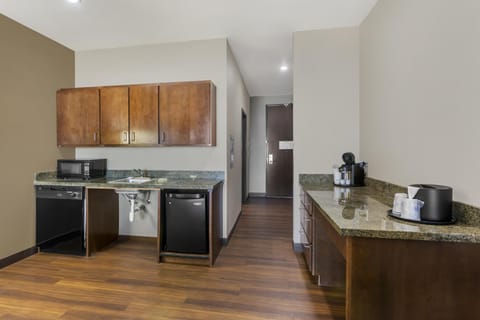 Suite, 1 King Bed, Accessible, Kitchen (with Single Sofabed) | Desk, laptop workspace, blackout drapes, soundproofing