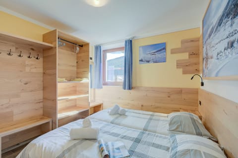Family Apartment, 2 Bedrooms, Microwave (Italia 1 Ski in- Ski out 50m) | 2 bedrooms, WiFi (surcharge), bed sheets
