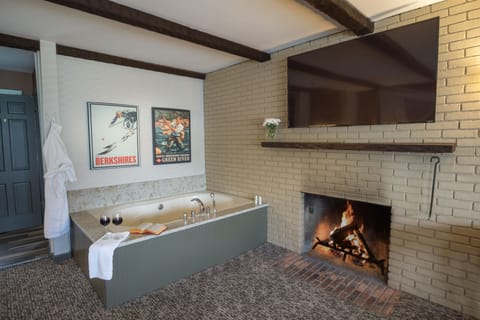 Superior Room, 1 King Bed, Jetted Tub | Jetted tub