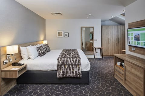 Suite, 1 King Bed | Hypo-allergenic bedding, desk, iron/ironing board