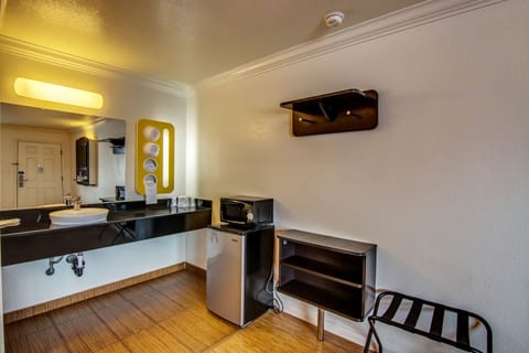 Combined shower/tub, towels