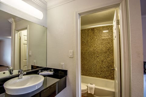 Combined shower/tub, towels