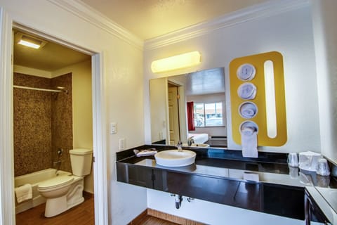 Combined shower/tub, towels