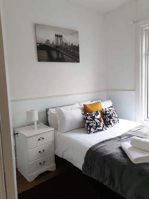 Apartment | 3 bedrooms, iron/ironing board, free WiFi, bed sheets