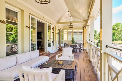 Suite (The Veranda) | Pillowtop beds, minibar, in-room safe, desk