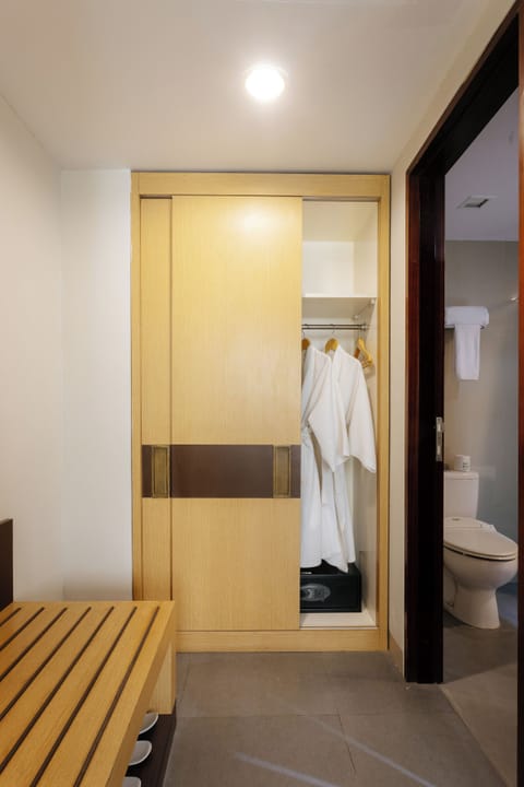 Horison Suite With Free Balinese Culture Experience and 1 Minibar  | Bathroom | Free toiletries, hair dryer, slippers, towels