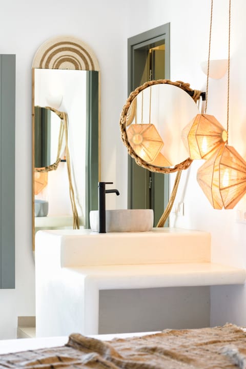 Deluxe Double Room, Sea View | Bathroom | Shower, rainfall showerhead, slippers, towels