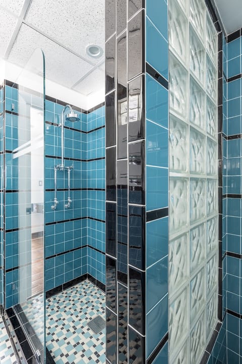 Suite King Executive | Bathroom | Designer toiletries, hair dryer, slippers, towels