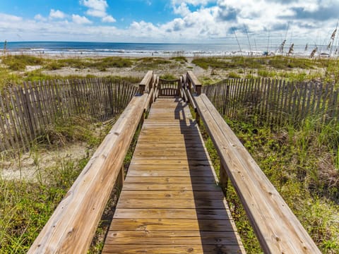 Condo (2 Bedrooms) | Property amenity