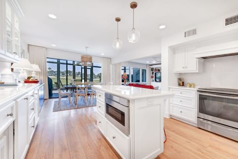 Condo (4 Bedrooms) | Property amenity