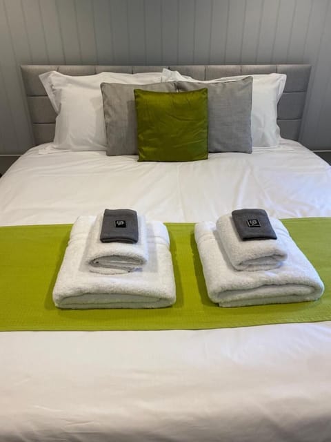 Deluxe Studio | Desk, iron/ironing board, free cribs/infant beds, travel crib