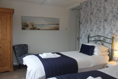 Twin Room, Ensuite | Free WiFi, bed sheets
