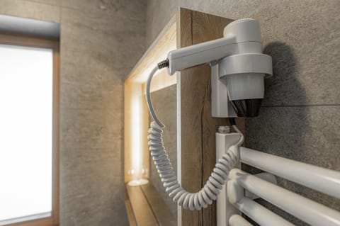 Family Quadruple Room | Bathroom | Shower, hydromassage showerhead, free toiletries, hair dryer