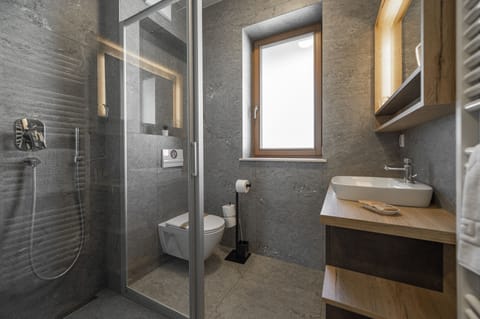 Family Quadruple Room | Bathroom | Shower, hydromassage showerhead, free toiletries, hair dryer