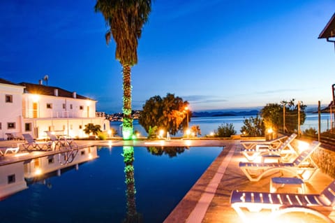 Seasonal outdoor pool, free cabanas, pool umbrellas