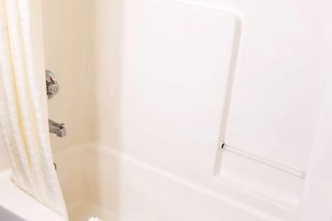 Combined shower/tub, free toiletries, hair dryer, towels