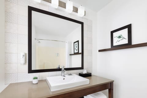 Combined shower/tub, free toiletries, hair dryer, towels