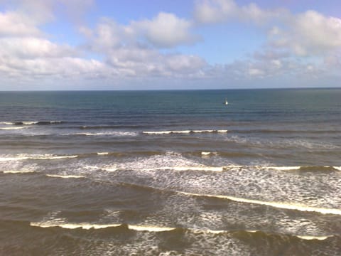 Beach nearby, white sand, 4 beach bars
