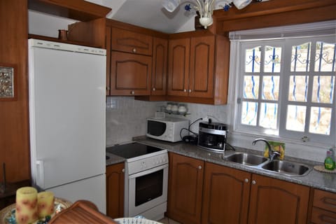 House, 2 Bedrooms, Balcony, Garden View | Private kitchen | Microwave, stovetop, coffee/tea maker, electric kettle