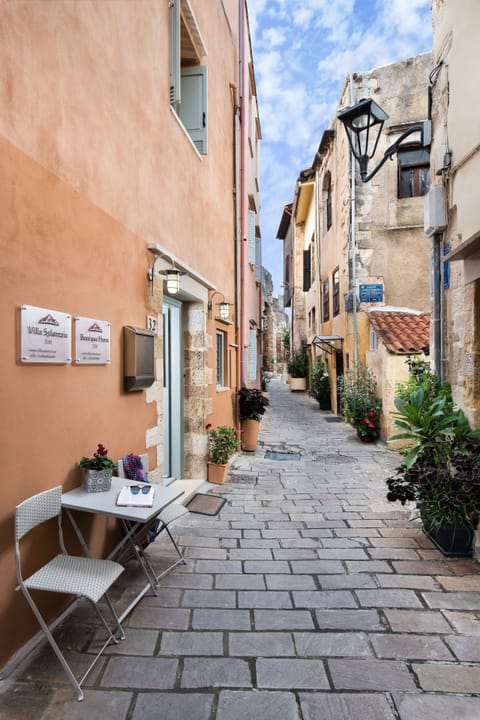 House, 3 Bedrooms, Balcony, City View | Outdoor dining