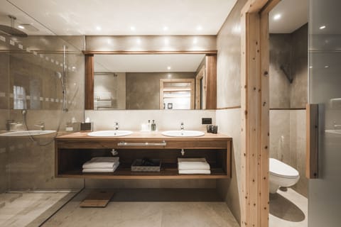 Deluxe Double Room | Bathroom | Free toiletries, bathrobes, slippers, bidet