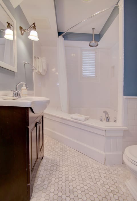 Wisteria Cottage Luxury Suite, 1 King Bed, Private Patio, Garden View | Bathroom | Shower, free toiletries, bathrobes, towels