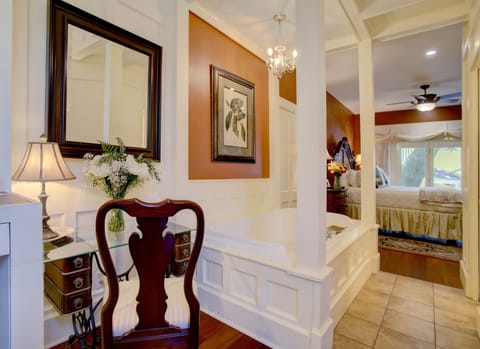 Cotton Exchange, Luxury Room, 1 King Bed, Jetted Tub, Garden View | Bathroom | Shower, free toiletries, bathrobes, towels