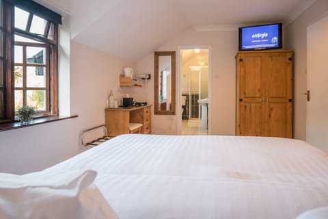 Double Room | Egyptian cotton sheets, premium bedding, free cribs/infant beds