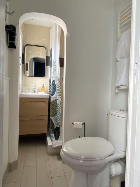 BOHEMIAN INSPIRATION | Bathroom | Shower, hair dryer, slippers, towels