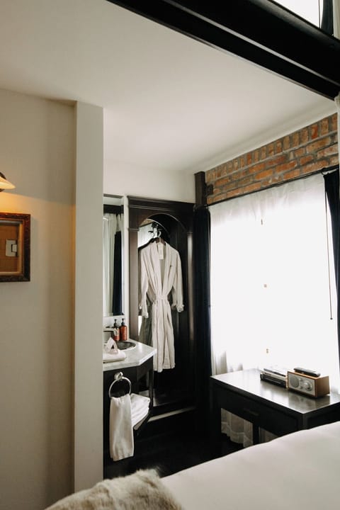 Cozy Queen | Egyptian cotton sheets, premium bedding, down comforters, pillowtop beds