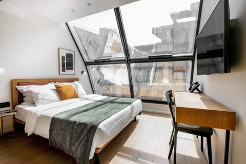 Premium bedding, pillowtop beds, minibar, in-room safe