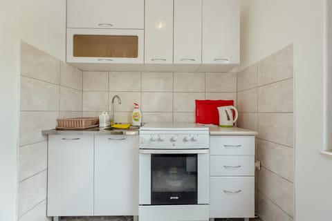 Full-size fridge, stovetop, cookware/dishes/utensils