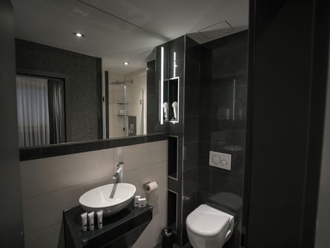 Shower, hydromassage showerhead, free toiletries, hair dryer