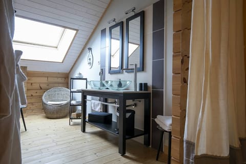 Quadruple Room (Pouilly) | Bathroom | Separate tub and shower, hair dryer, bathrobes, slippers