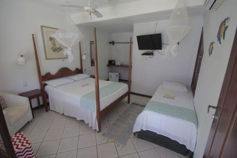 Standard Triple Room | Minibar, bed sheets