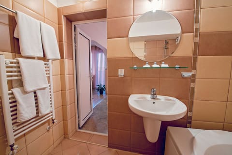 Twin Room | Bathroom | Free toiletries, hair dryer, bidet, towels