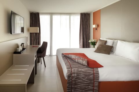 Minibar, soundproofing, free WiFi, bed sheets