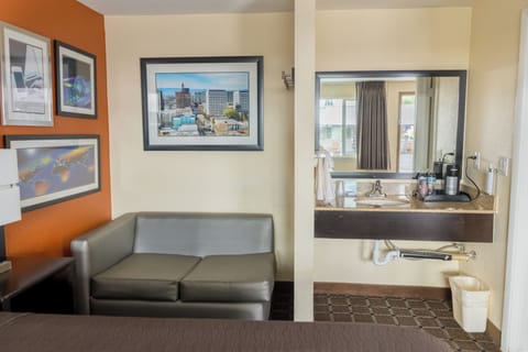 Comfort Room, 1 King Bed | Desk, WiFi (surcharge), bed sheets