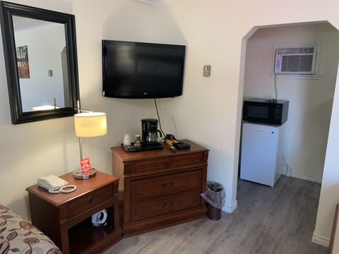 Family Triple Room | Desk, laptop workspace, free WiFi, bed sheets