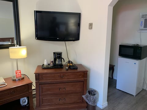 Family Triple Room | Desk, laptop workspace, free WiFi, bed sheets