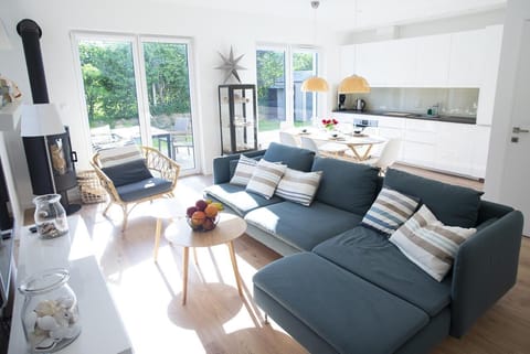 Apartment | Living room | Flat-screen TV