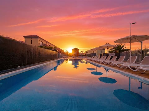 3 outdoor pools, pool umbrellas, sun loungers