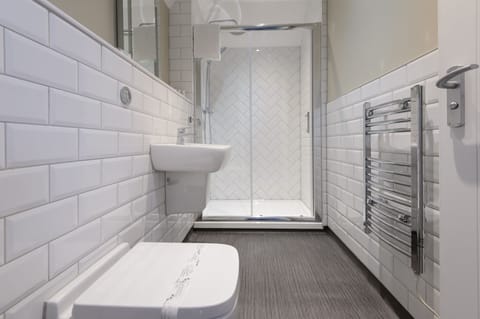 Classic Double or Twin Room, Ensuite | Bathroom