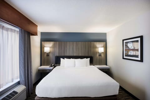 Iron/ironing board, bed sheets