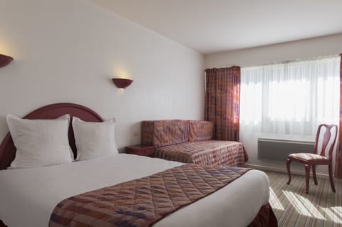 In-room safe, desk, soundproofing, free WiFi