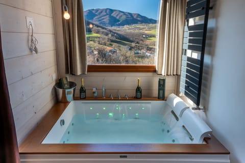 Deluxe Suite, Jetted Tub | Jetted tub